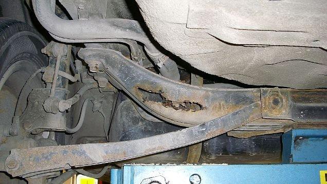 Rust i del/navn?/rep? - Det her er en travers. Billedet er fra en norsk side. Den går på tværs af undervognen mellem hjulene. billede 4