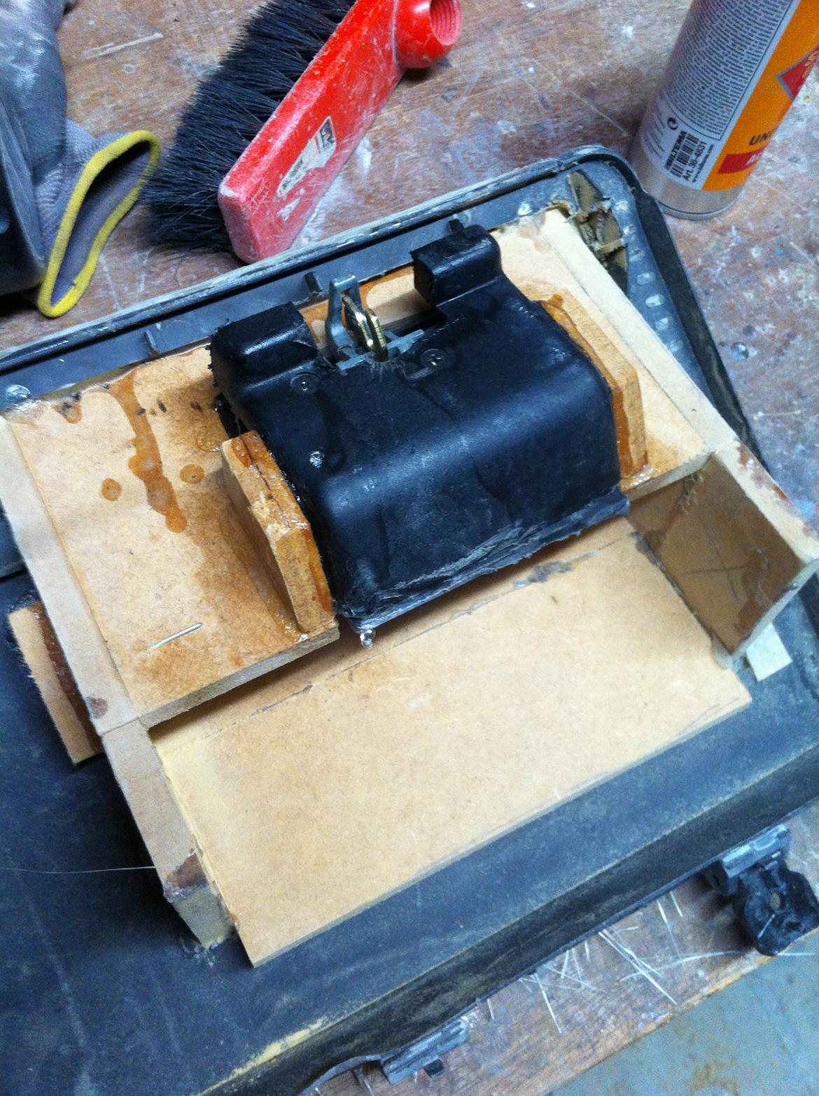 Carina E-xtreme - Fik handskerums håndtaget flyttet med over, så klappen kan sidde fast og jeg kan komme til rummet billede 130