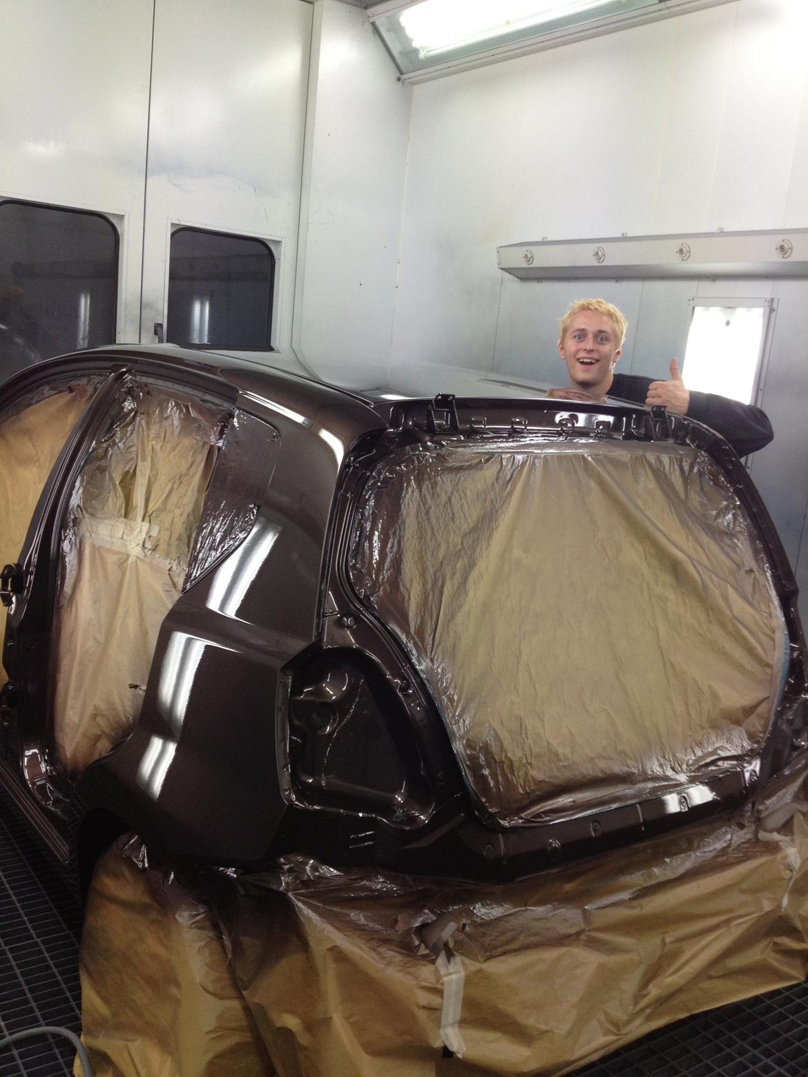 første gangs bil projekt !   - Den gik over alt forventninger med hensyn til farven kæft den er fræk (3 gange klarlak på karossen ! ) 
og siger tak for hjælpen til min lærling som står ser glad ud på billedet !  billede 10