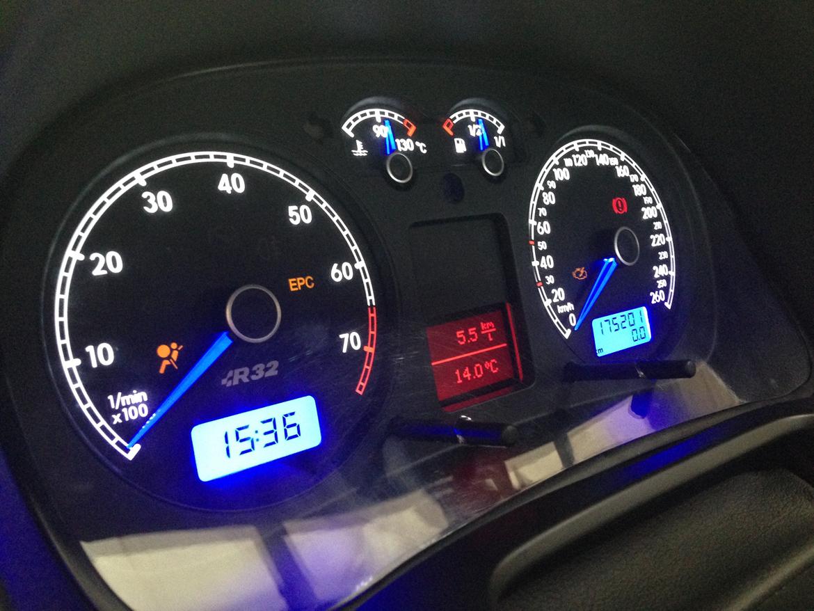 R32 Indstrumentbord - Mange har skrevet og spurgt på mit speedometer...

Nåle er skiftet til Golf 6/Sirocco R nåle og alle leder er skiftet til blå og hvide de hedder PLCC-2 SMD LEDS og kan fås på ebay til 10 øre pr stk, jeg købte 50x af hver så jeg havde nok

""""PS Alu ringe kommer når jeg finder nogle der ligner OEM og ik det der chrome thansen pis :o)"""" billede 13