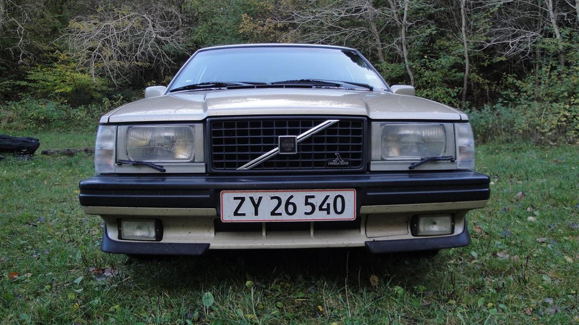 Volvo 740 GLT 16v, før og nu - Nu: Addon, GLT-grill, klare blinklys, nederstedel af kofanger indfarvet og snowcap som sidder over luftindtaget i torpedoen, nummerpladeramme fjernet. billede 4