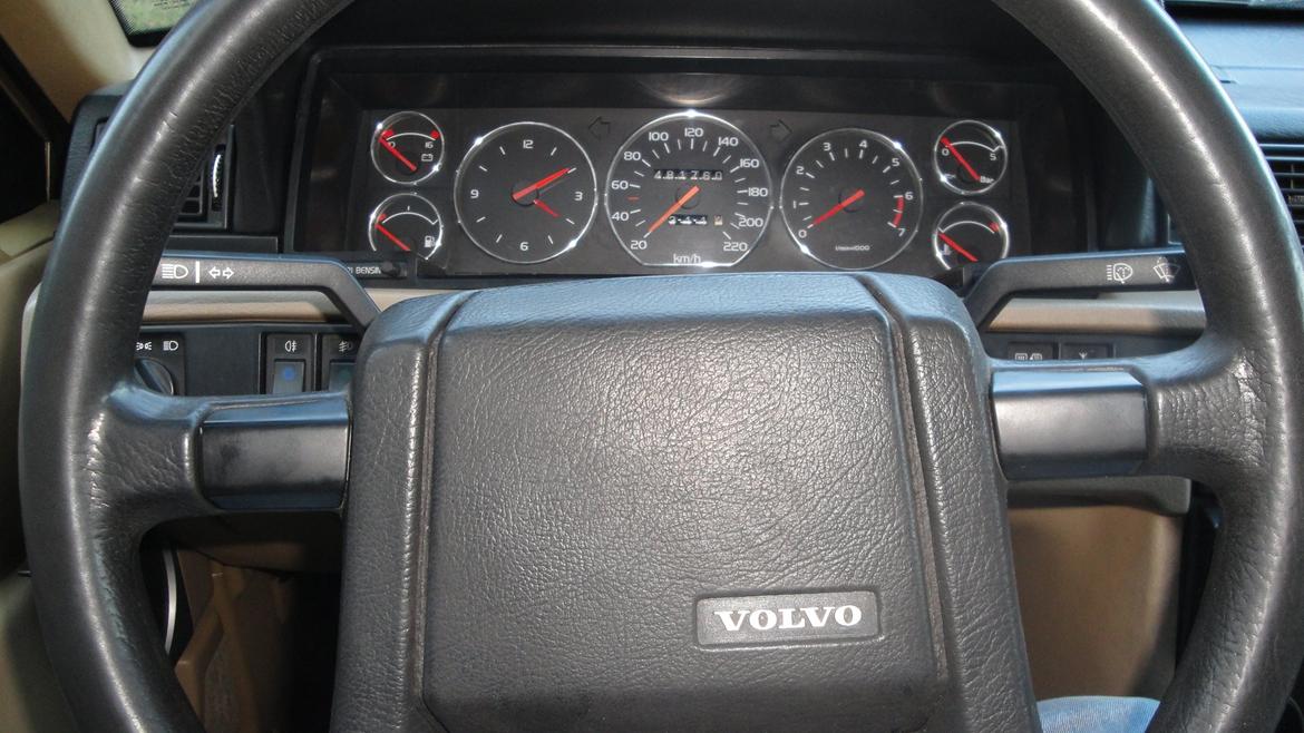 Volvo 740 GLT 16v, før og nu - Nu: Kombiinstrument med voltmeter, olietryksmanometer, aluringe og blå instrument belysning. billede 17