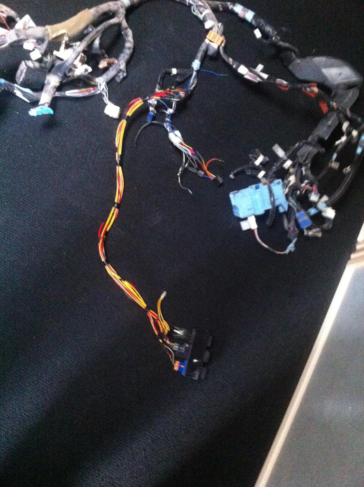 Carina E-xtreme - ledningerne til de tre kontakter er forlængede så de kan nå over til venstre nu da Pad'en har taget deres plads billede 141