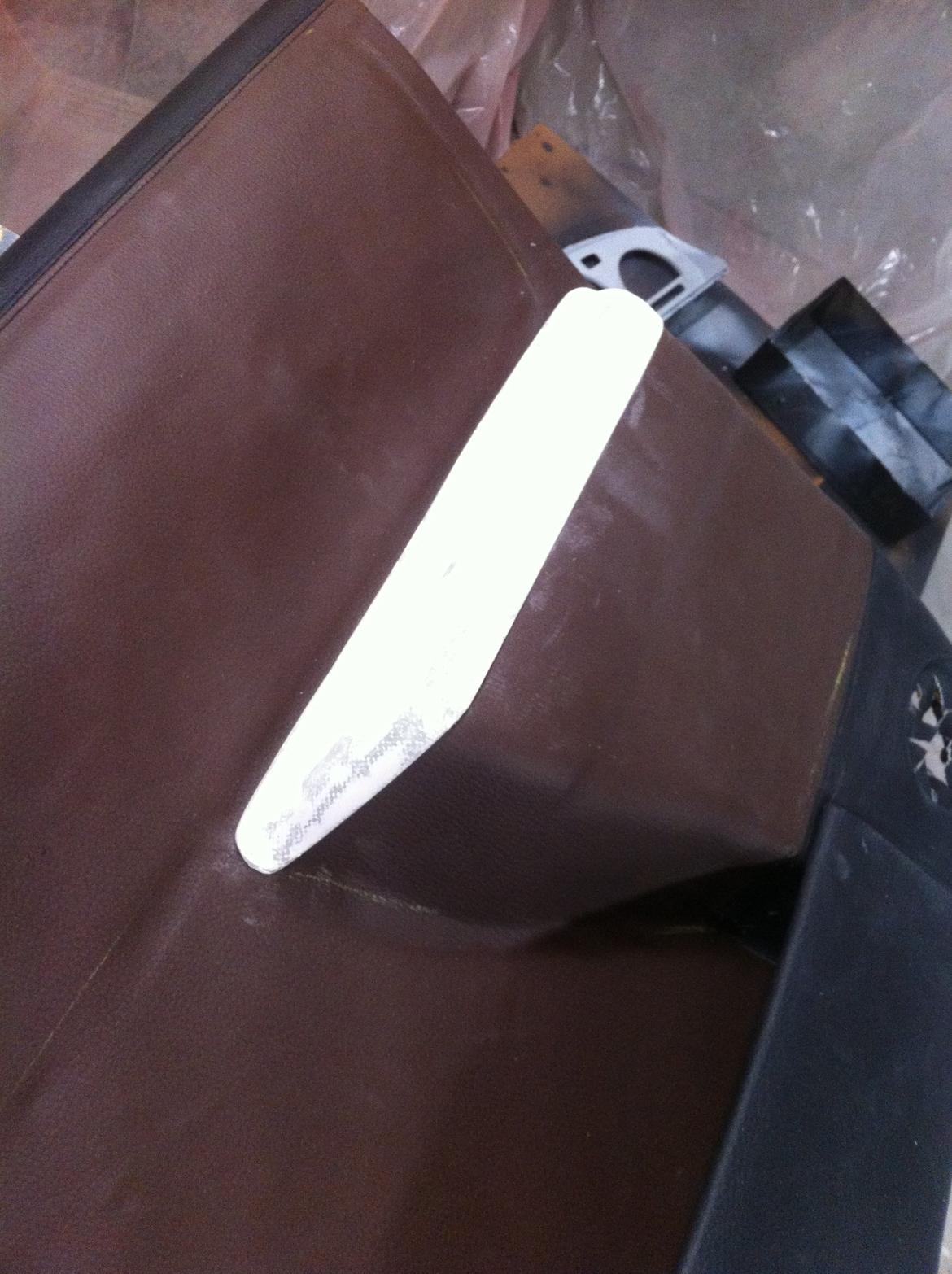 Carina E-xtreme - Støbte en top til armlænet som skal beklædes i sort billede 151