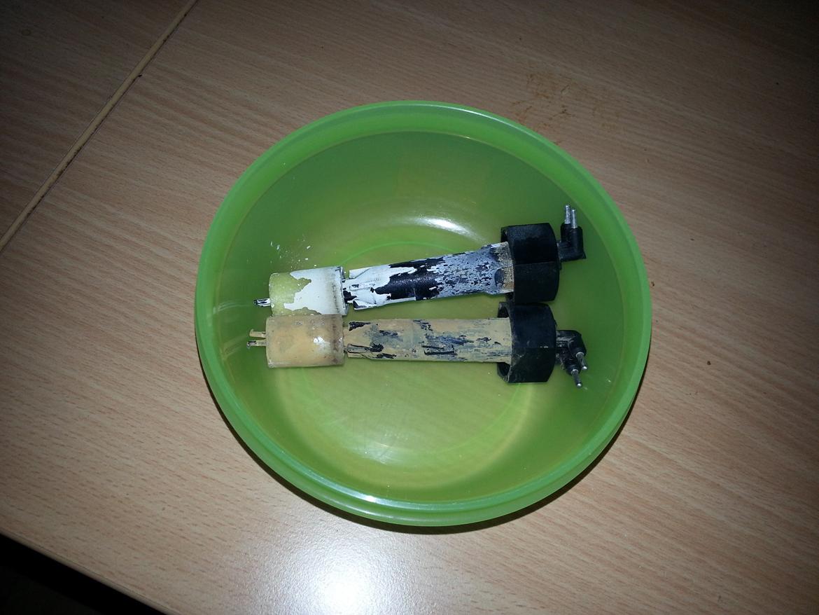 E30 Resning af vand niveau føler. - Følerer i skål, lige droppet i - klar til at få eddiken hældt på. billede 2