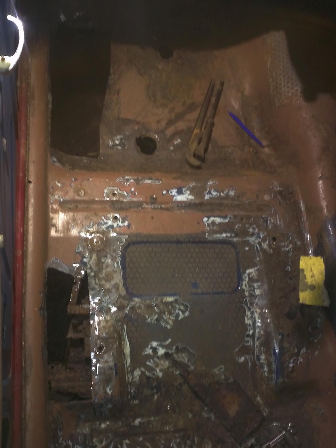 Opel rekord C 1,9s - 2 huller i venstre side og 2 huller i højre side.

ikke vildt voldsomt syntes jeg.. billede 10