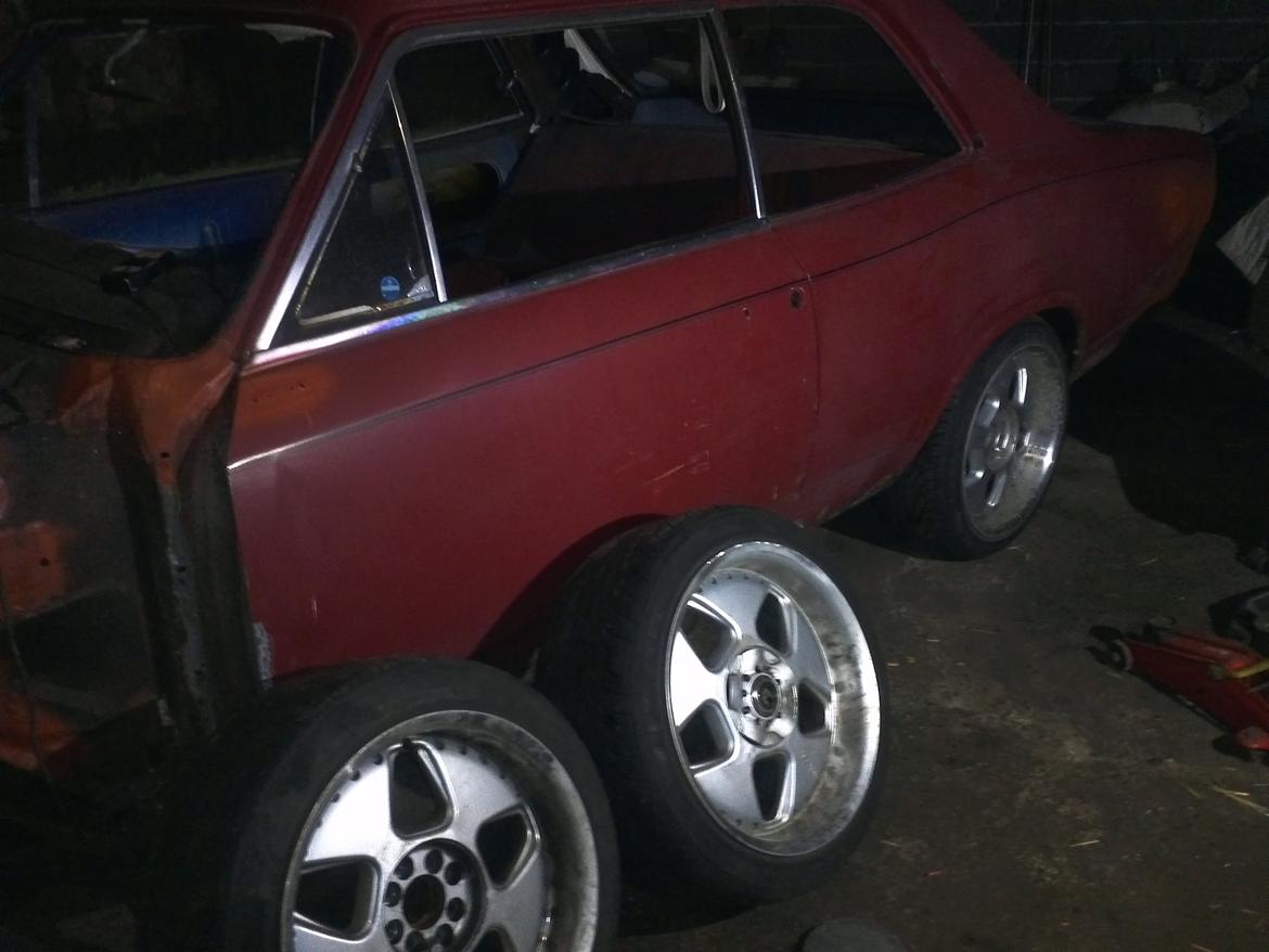 Opel rekord C 1,9s - De fælge jeg regner med der skal smides på den.

det bliver os det eneste "styling"

Keskin KT5 17x9 ET25 billede 13