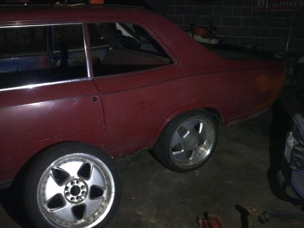 Opel rekord C 1,9s - De fælge jeg regner med der skal smides på den.

det bliver os det eneste "styling"

Keskin KT5 17x9 ET25 billede 14