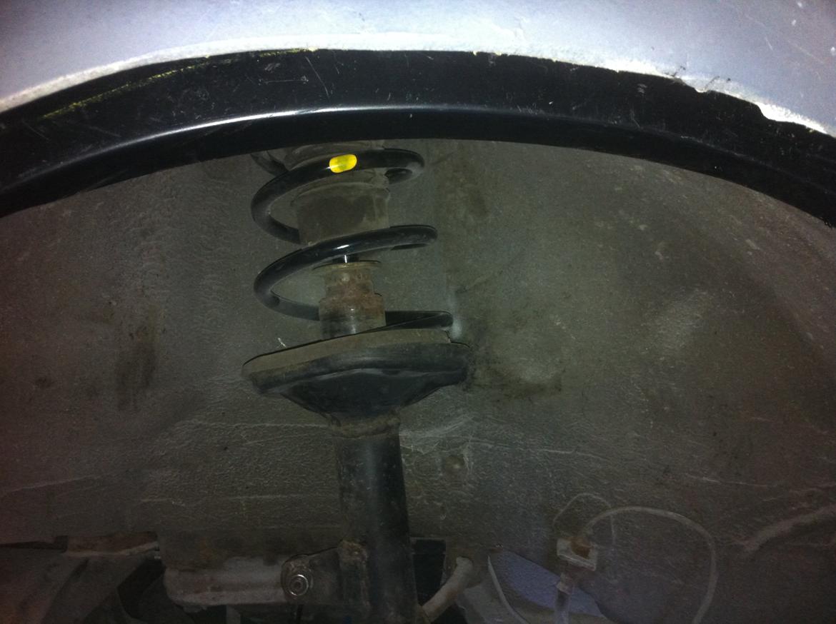 Carina E-xtreme - Original fjeder og dæmper monteret i bag med original skærm billede 8