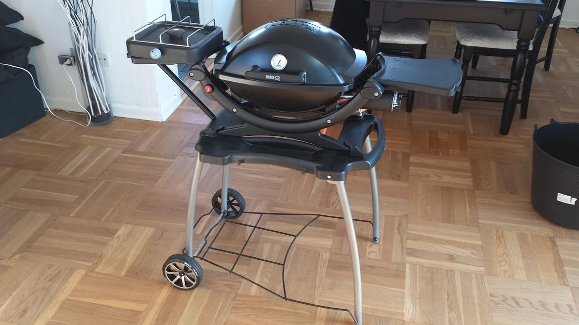 Weber 120 Custom - Kogeblus sættes nemt på, og understøttes med en alu stang, da den ellers vil bøje pga vægt fra gryde.Bemærk elektrisk tænder, temp måler, samt Alu fælge  billede 3