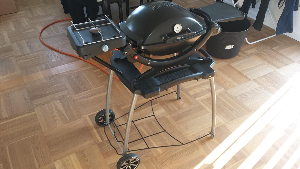 Weber 120 Custom - Kogeblus sættes nemt på, og understøttes med en alu stang, da den ellers vil bøje pga vægt fra gryde.Bemærk gas slange med lynkobling så den kan sættes til campingvogn, elektrisk tænder, temp måler, samt Alu fælge 
 billede 2