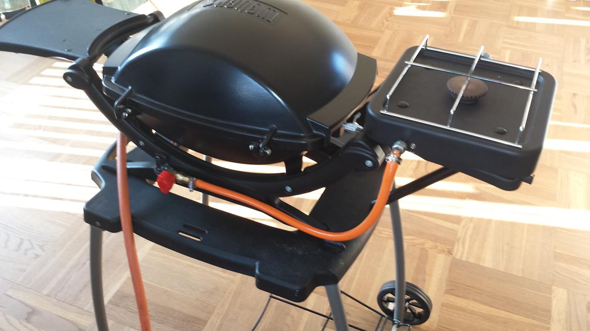 Weber 120 Custom - Bagpå, lynkobling så gas slangen nemt kan sættes til kodeblus. billede 1