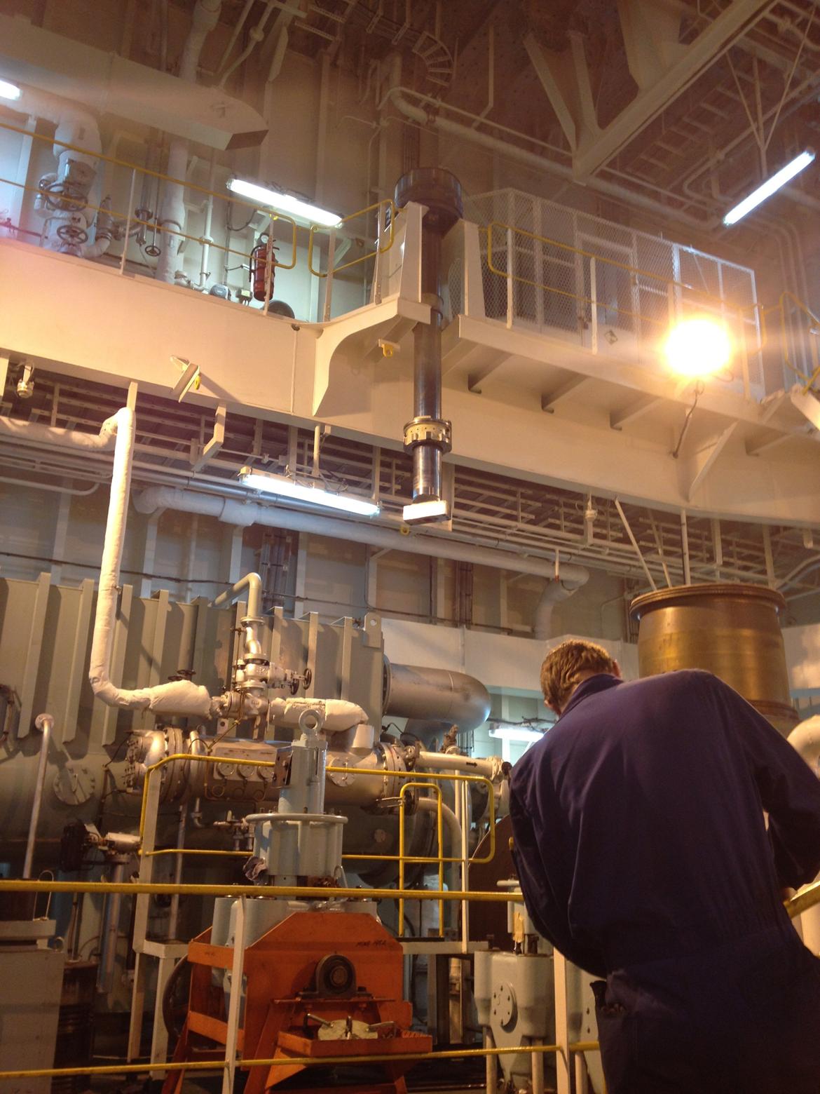 Lidt fra mit arbejde som skibsmontør - Reservestempel hænger klar til udskiftning. billede 2