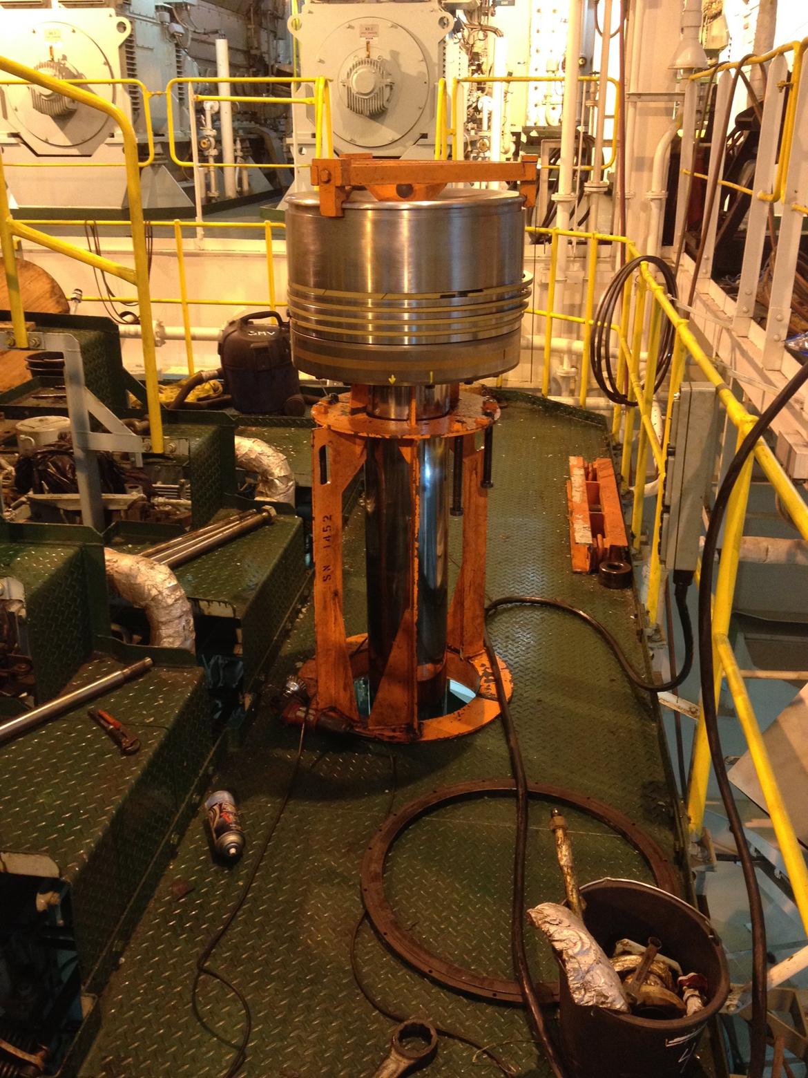 Lidt fra mit arbejde som skibsmontør - Stemplet vi er ved at overhale. 60cm i diameter, og stempelstangen er cirka 250cm lang. Det er fra en krydshovedmotor, og fungerer lidt anderledes end en alm. trunkmotor. Det er forresten også en 2 takter :-) billede 3