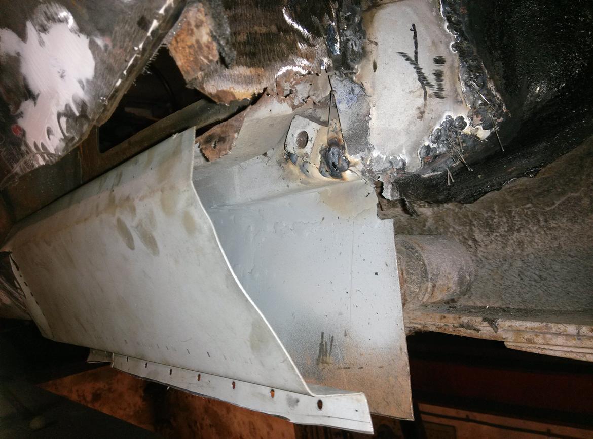 Dodge charger SE 1973 - Panel venstre side opbygning her var der popnittet plader fast samt fuget billede 37