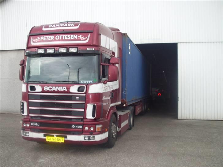 Mine lastbiler gennem tiden - Min første bil ved Peter Ottesen, som sommerferiejob i min læretid. 14 dage med containerkørsel, sikke nogle skiver dengang..... skrækkelig balje sådan en V8'er.... billede 11