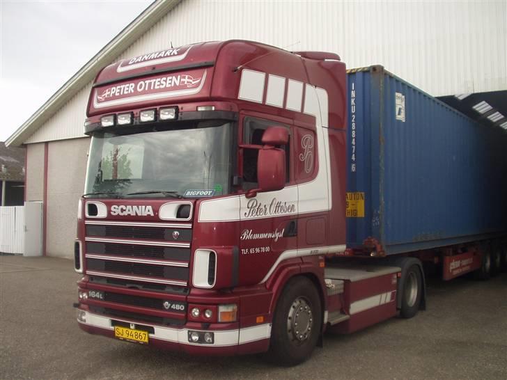 Mine lastbiler gennem tiden - Min første bil ved Peter Ottesen, som sommerferiejob i min læretid. 14 dage med containerkørsel, sikke nogle skiver dengang..... skrækkelig balje sådan en V8'er.... billede 12