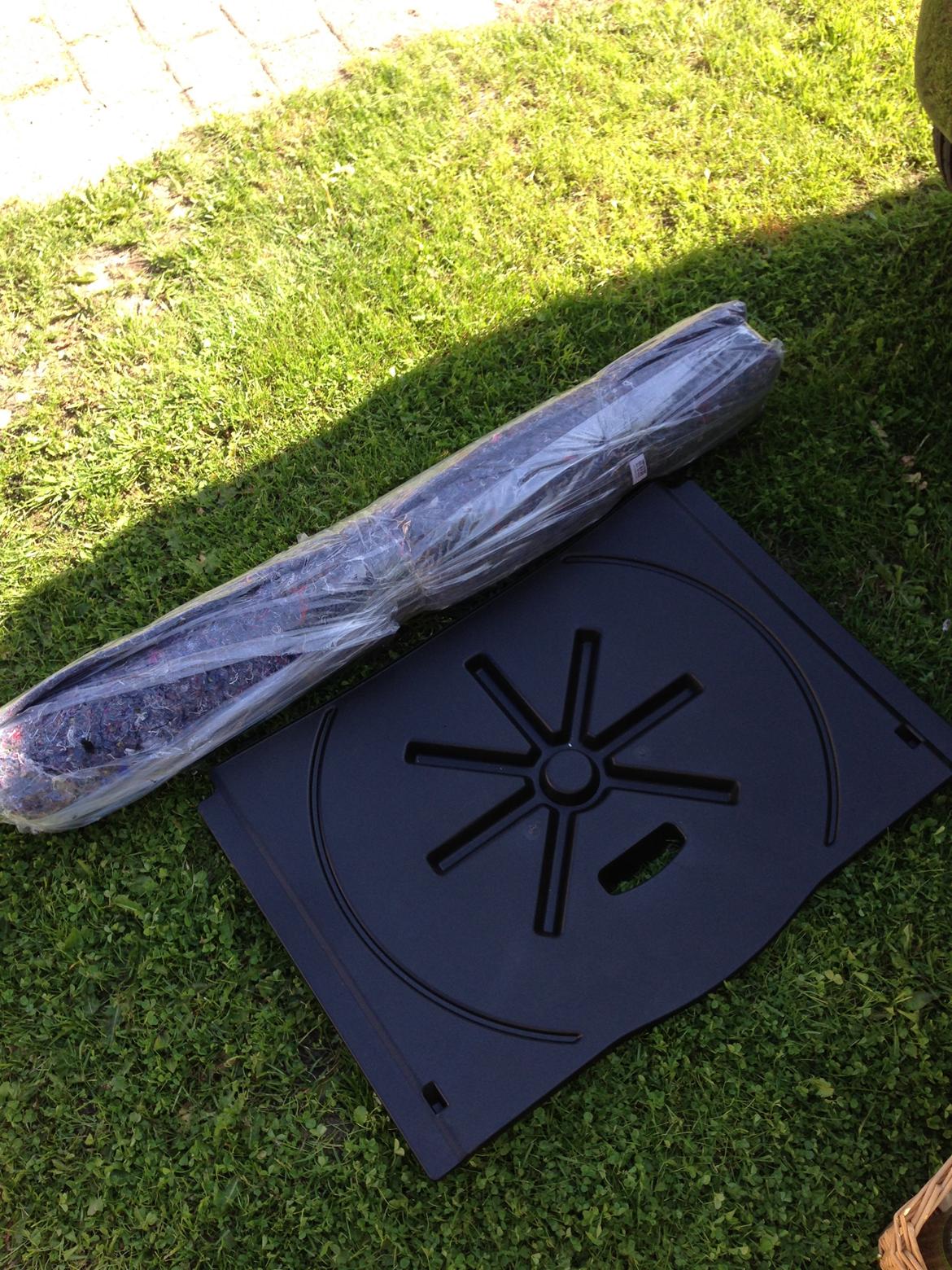 Lydisolering Peugeot 107  - En rulle lydisolerings filt fra Biltema (130kr) Er her brugt til brønden over reservehjulet  billede 8