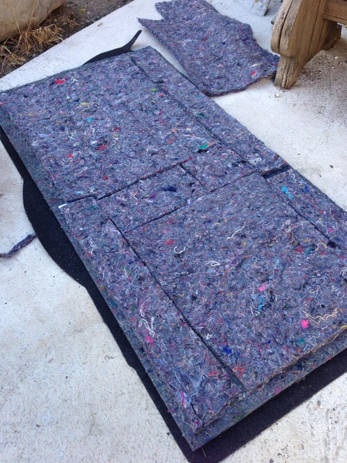 Lydisolering Peugeot 107  - Og beklædningen over brønden til låget fik også en gang. billede 10