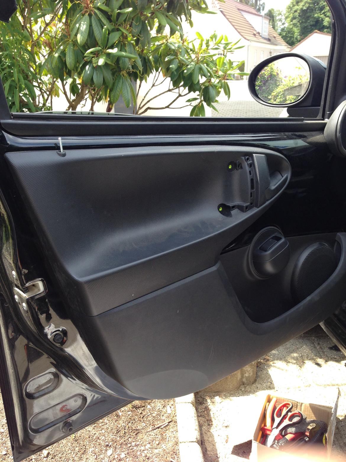  Lydisolere dør.. 107/aygo/c1 - Start med at køre ruden helt op og fjern skruer og div så dør coveret kan komme af  billede 1