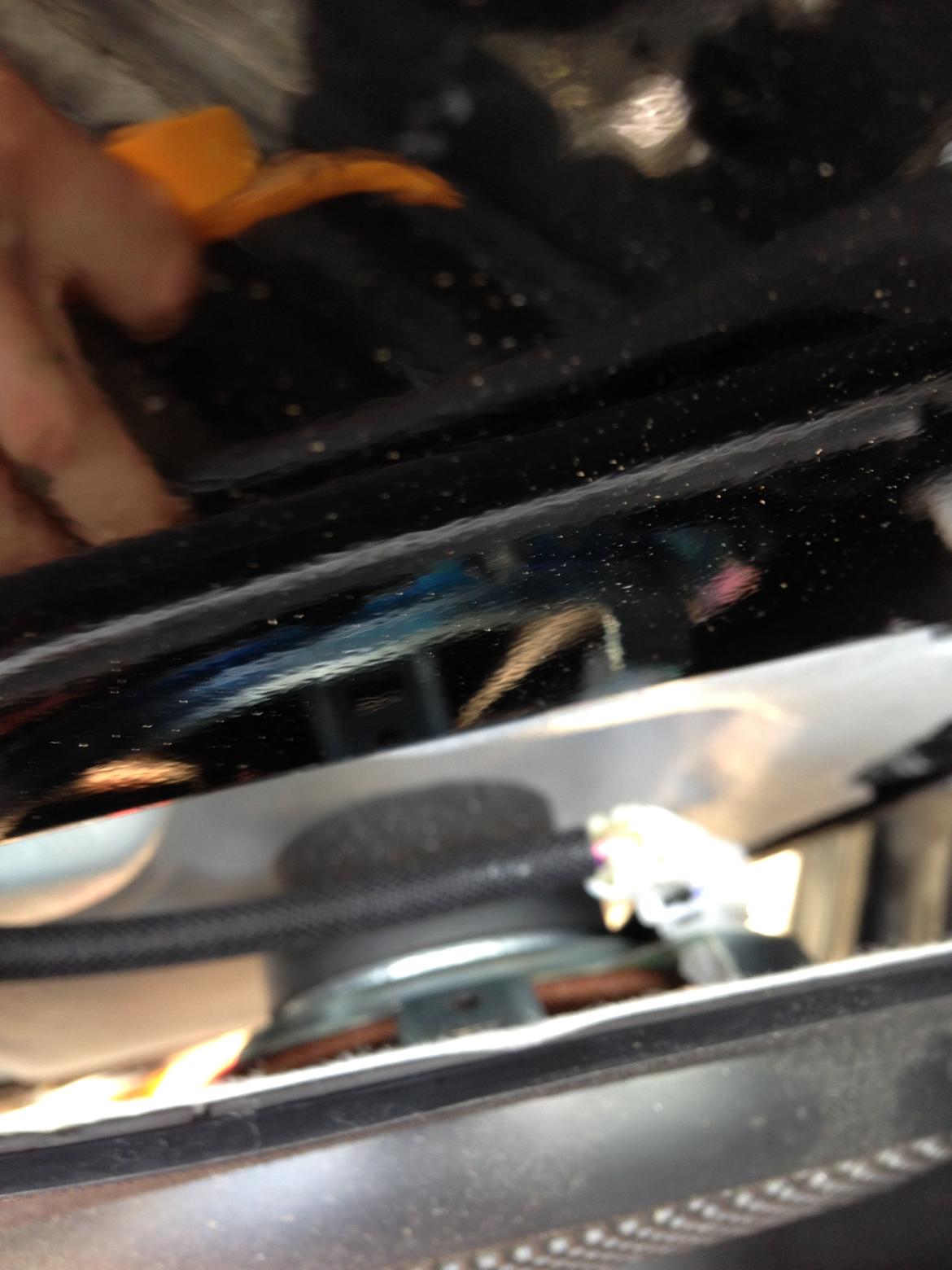  Lydisolere dør.. 107/aygo/c1 - Når dør siden er af .. Fjern stikket til el-ruden og højtaler. billede 3