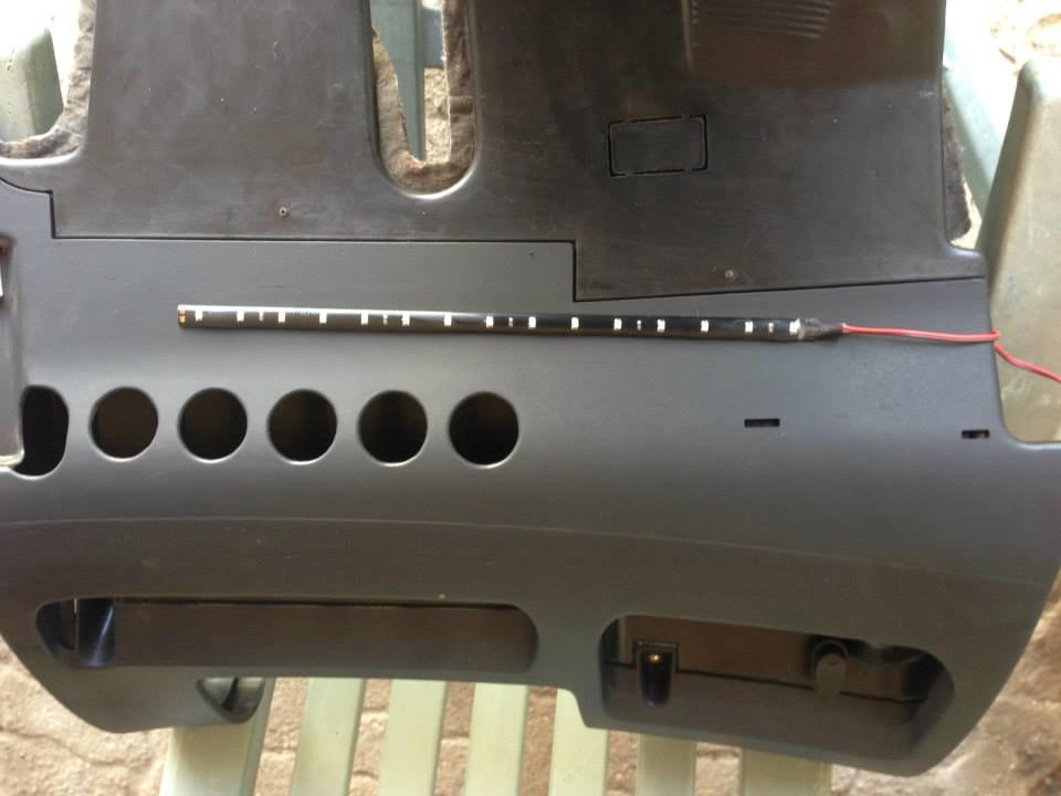 LED bånd (Monterings vejledning) - klister båndet på det ønskede sted billede 5