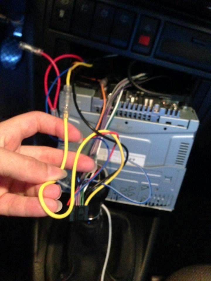 LED bånd (Monterings vejledning) - jeg har valgt og trække strøm far radio da man er fri for og tænke på ekstra sikringer og det.. og jeg valgte og bruge den gule som er konstant strøm/hukommelse så jeg også kan tænde for det når bilen holder uden tænding. ellers kan den røde bruges hvis man ønsker den tilsluttet på tændings strømen billede 7