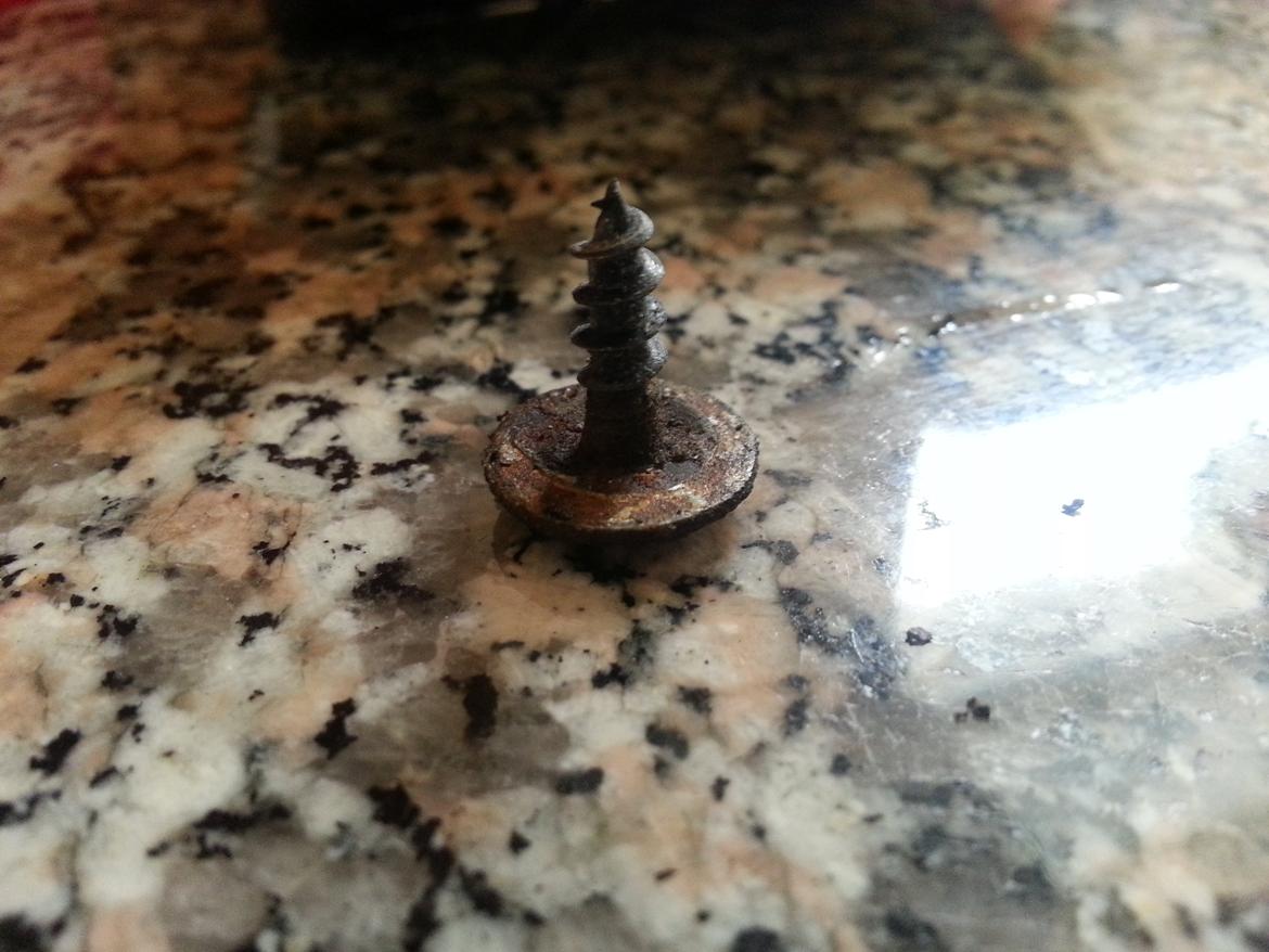 Maling af grill på min Citroen saxo  - De var pænt rustne de skruer der sad i :) billede 2