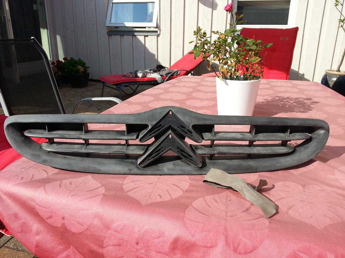 Maling af grill på min Citroen saxo  - så blev det slibet ned så grunderen of malingen kunne binde ordenligt. billede 8