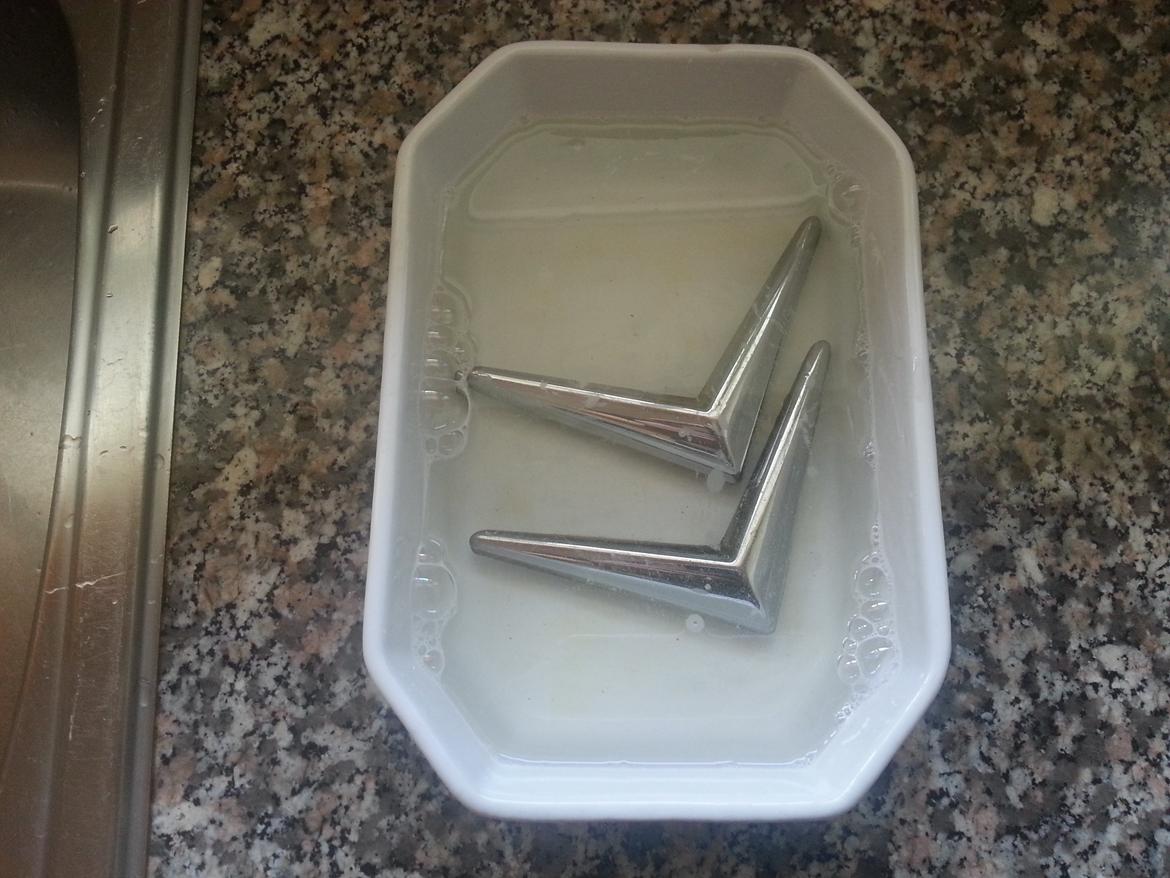 Maling af grill på min Citroen saxo  - de kom i noget lunkend sædvand så de kunne stå lidt i blød, inden de fik en tur med en fin børste. billede 15