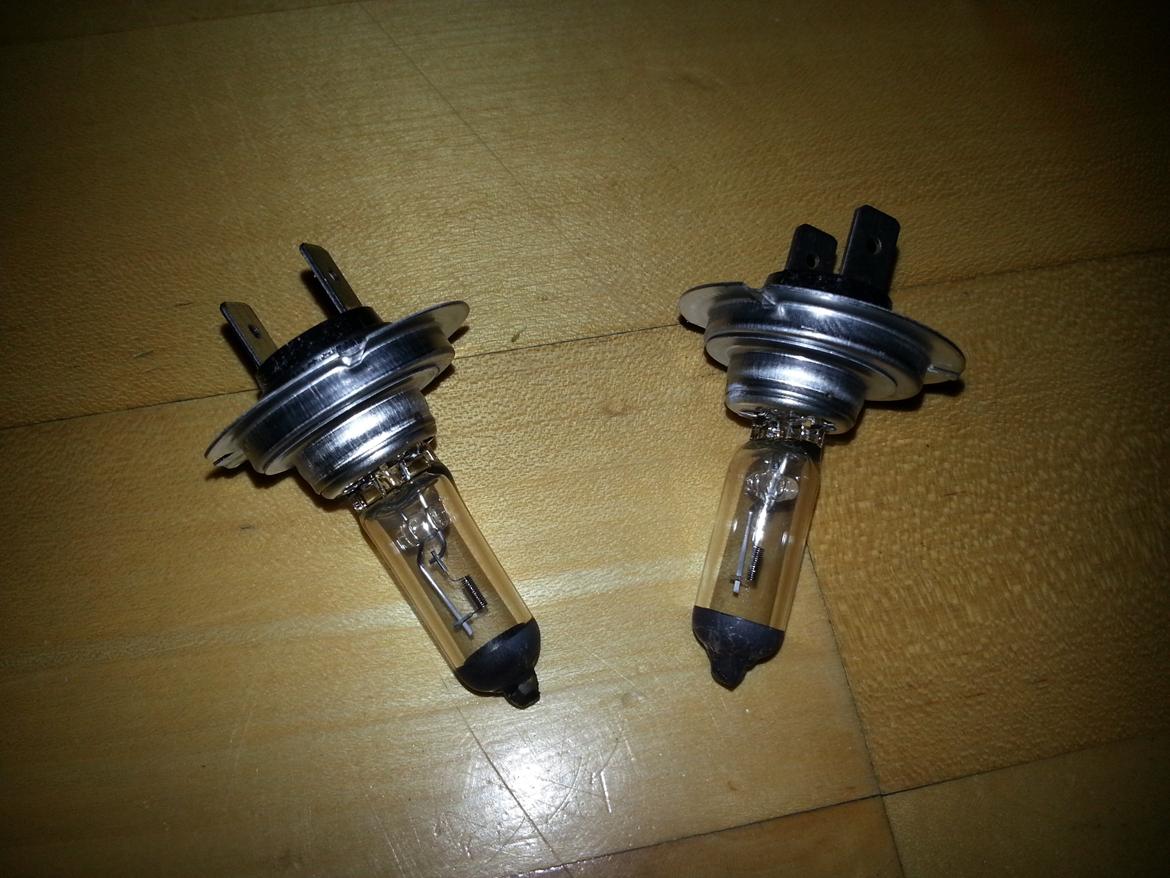 Alfa Romeo 159 Sportwagon - Gamle langlys-pære... De er gode nok endnu, men var begyndt at blive grå. Men ud skulle de da, så jeg kunne få nogle pære som matcher exenon noget bedre :D billede 50