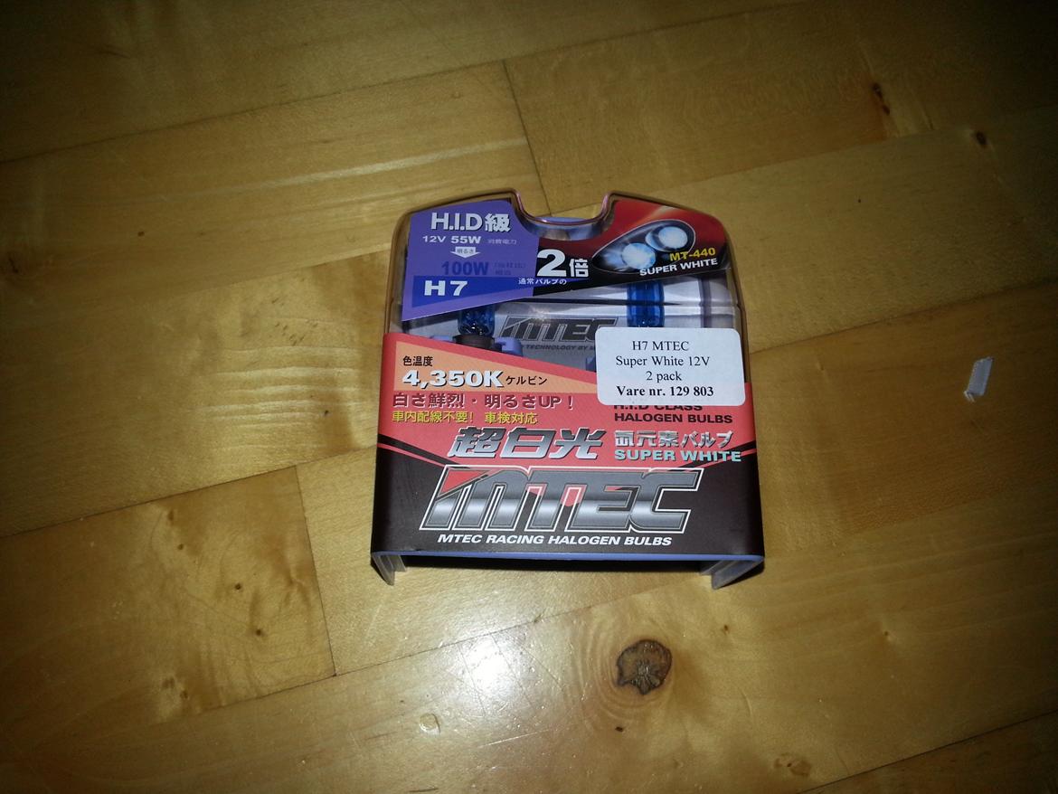 Alfa Romeo 159 Sportwagon - Og H7 pærer til langlys. De har ikke den højste farvetemperatur (kelvin), til  gengæld giver de bedre lys end dem med højere Kelvin. Dem her har 4350 Kelvin - Mine Exenon pære har 6000 Kelvin. billede 47
