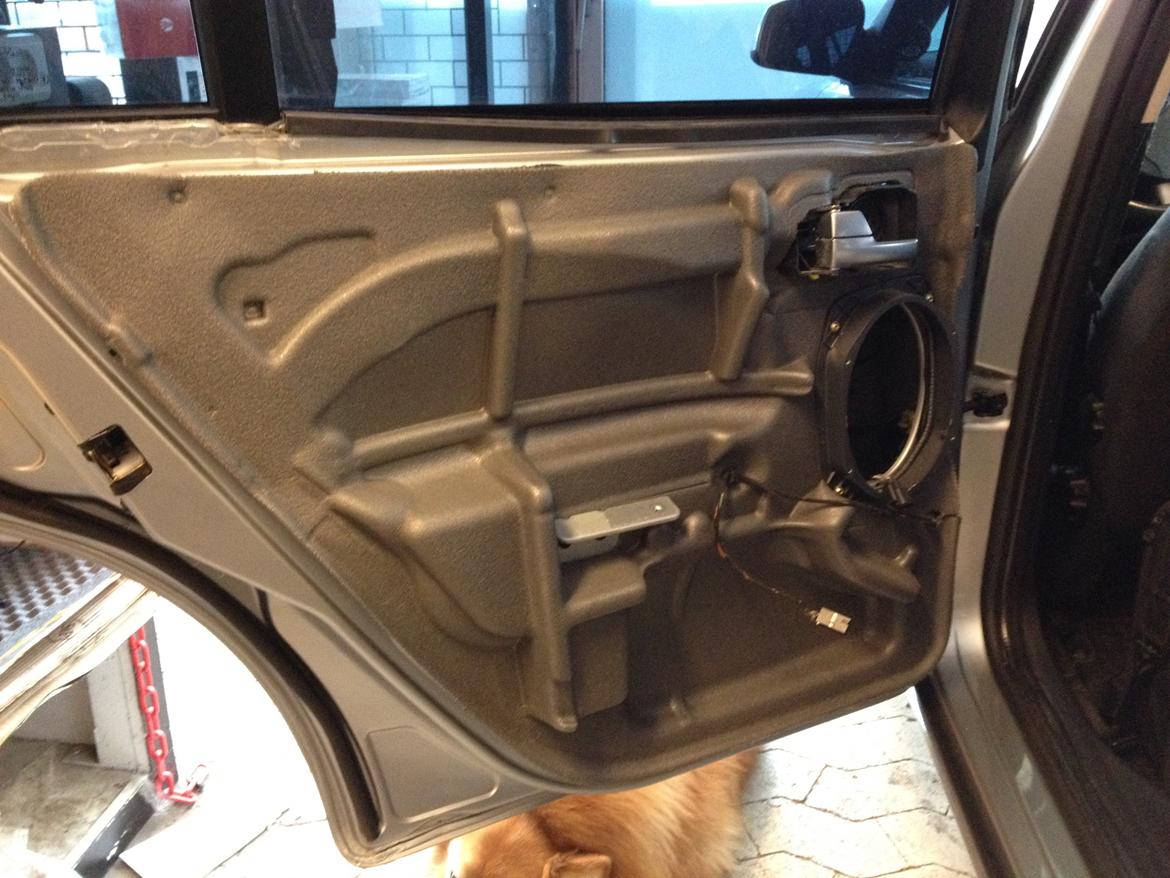 Lyddæmpning af Ford Mondeo Mk3 stc. - Bagdøren inden arbejdet begynder billede 1