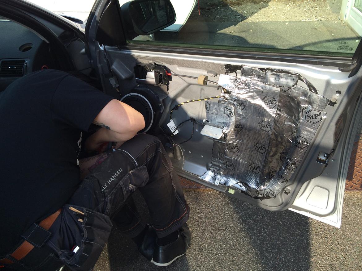 Lyddæmpning af Ford Mondeo Mk3 stc. - Udskift til det nye komponent sæt (Audison Voce 6) billede 7