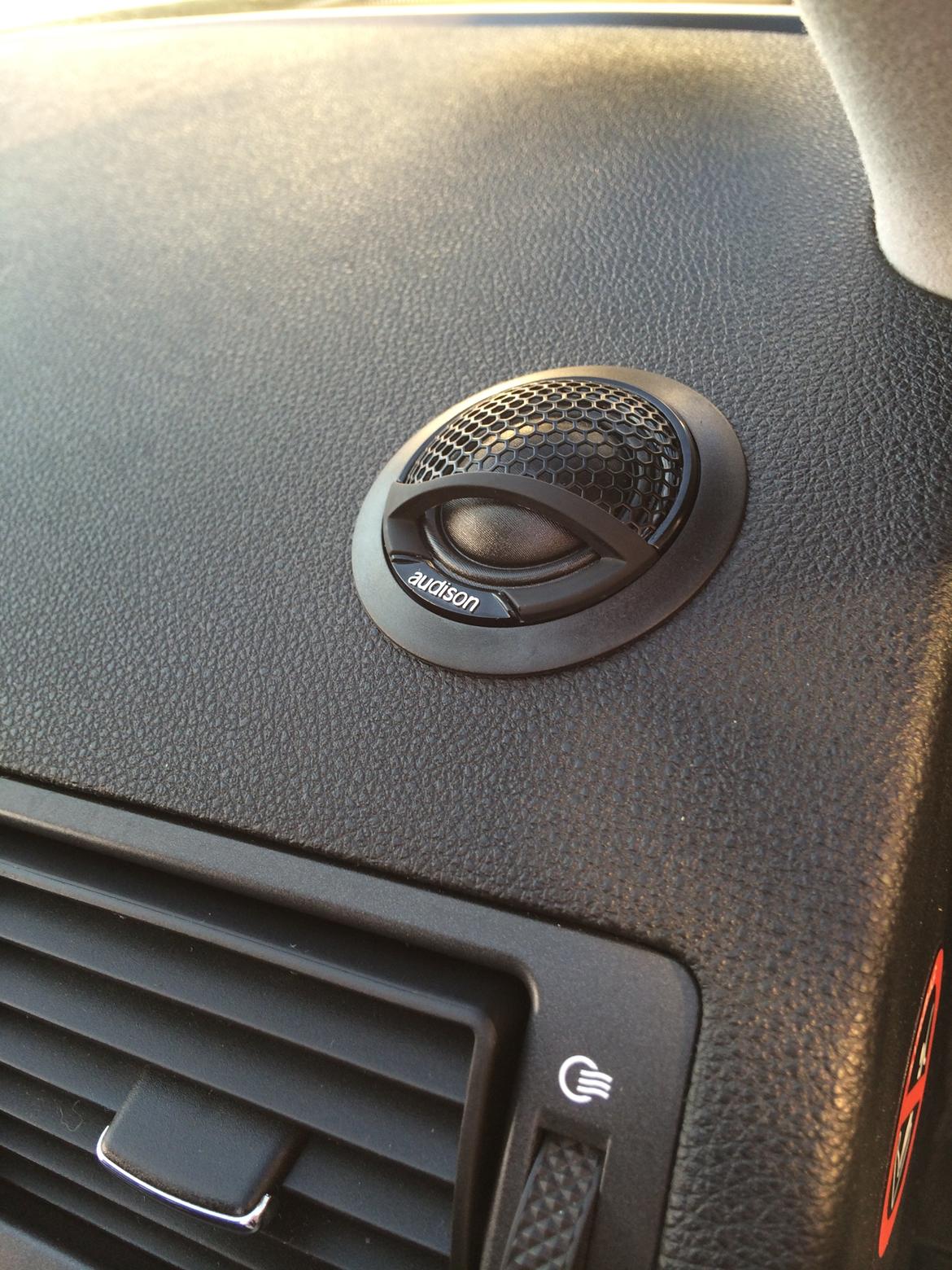 Lyddæmpning af Ford Mondeo Mk3 stc. - Annonym placering af diskant istedet for luftblæseren som ikke blæste ret meget alligevel billede 9