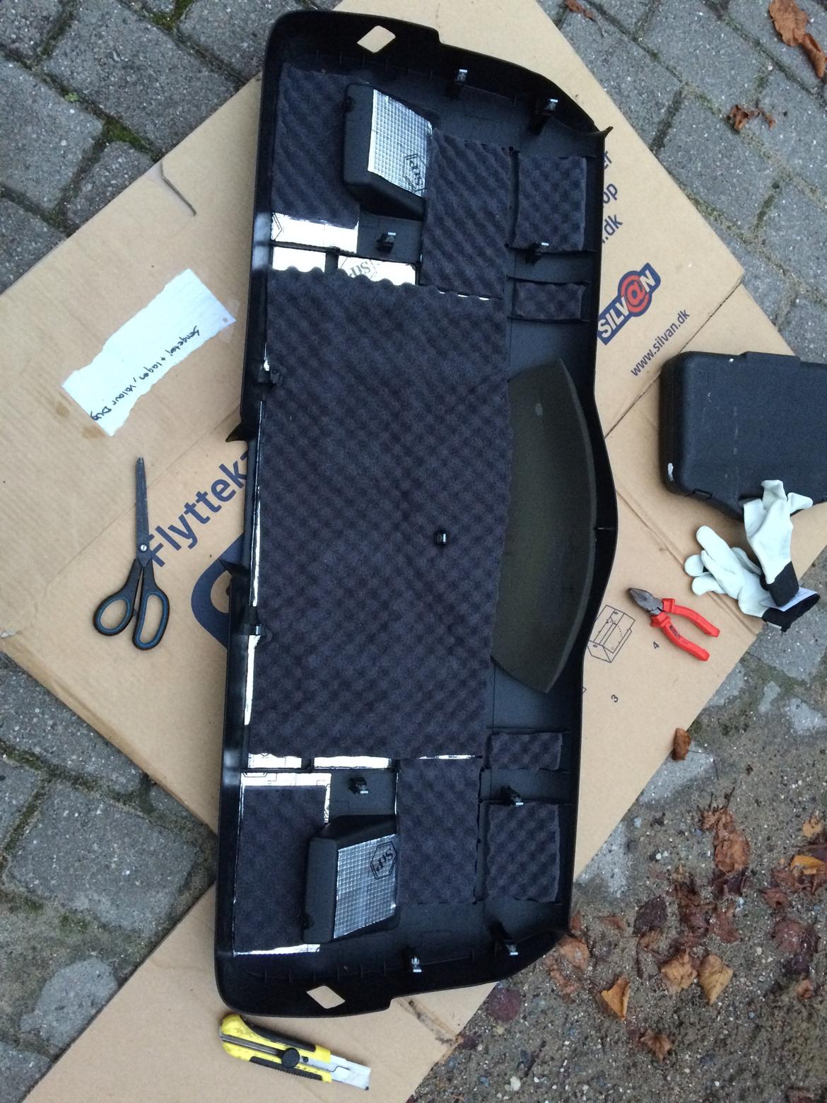 Lyddæmpning af Ford Mondeo Mk3 stc. - Også plastikken får lidt ekstra skumgummi billede 11