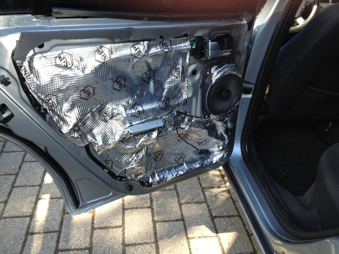 Lyddæmpning af Ford Mondeo Mk3 stc. - Bagdøren efter arbejdet billede 2