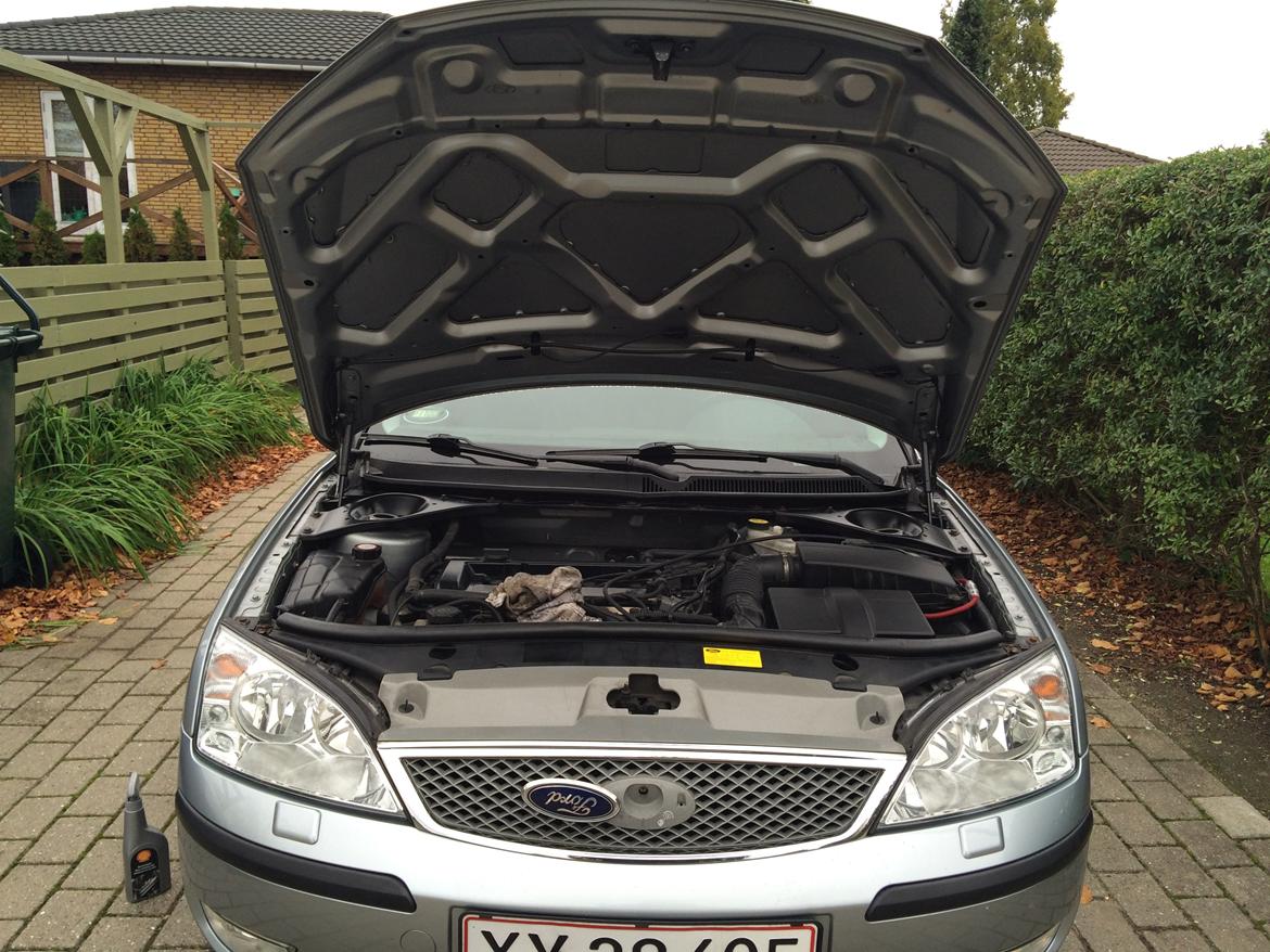 Lyddæmpning af Ford Mondeo Mk3 stc. - Sådan så motor hjelmen ud inden jeg begyndte (den er kun rengjort) læg mærke til at der ikke er lydmåtte endnu billede 14