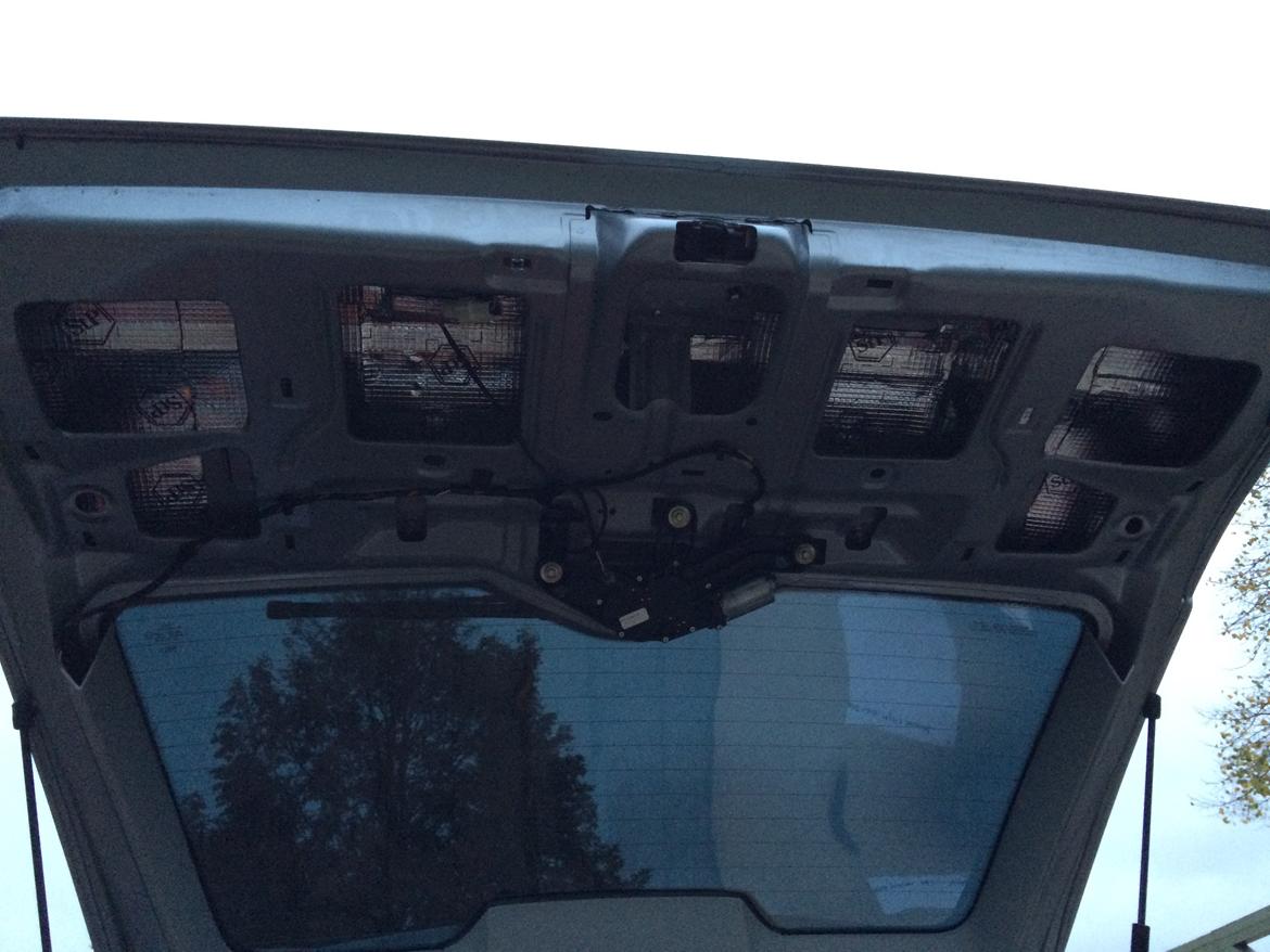 Lyddæmpning af Ford Mondeo Mk3 stc. - Carsound har allerede dæmpet bagklappen lidt, men det før lidt ekstra skumgummi billede 10