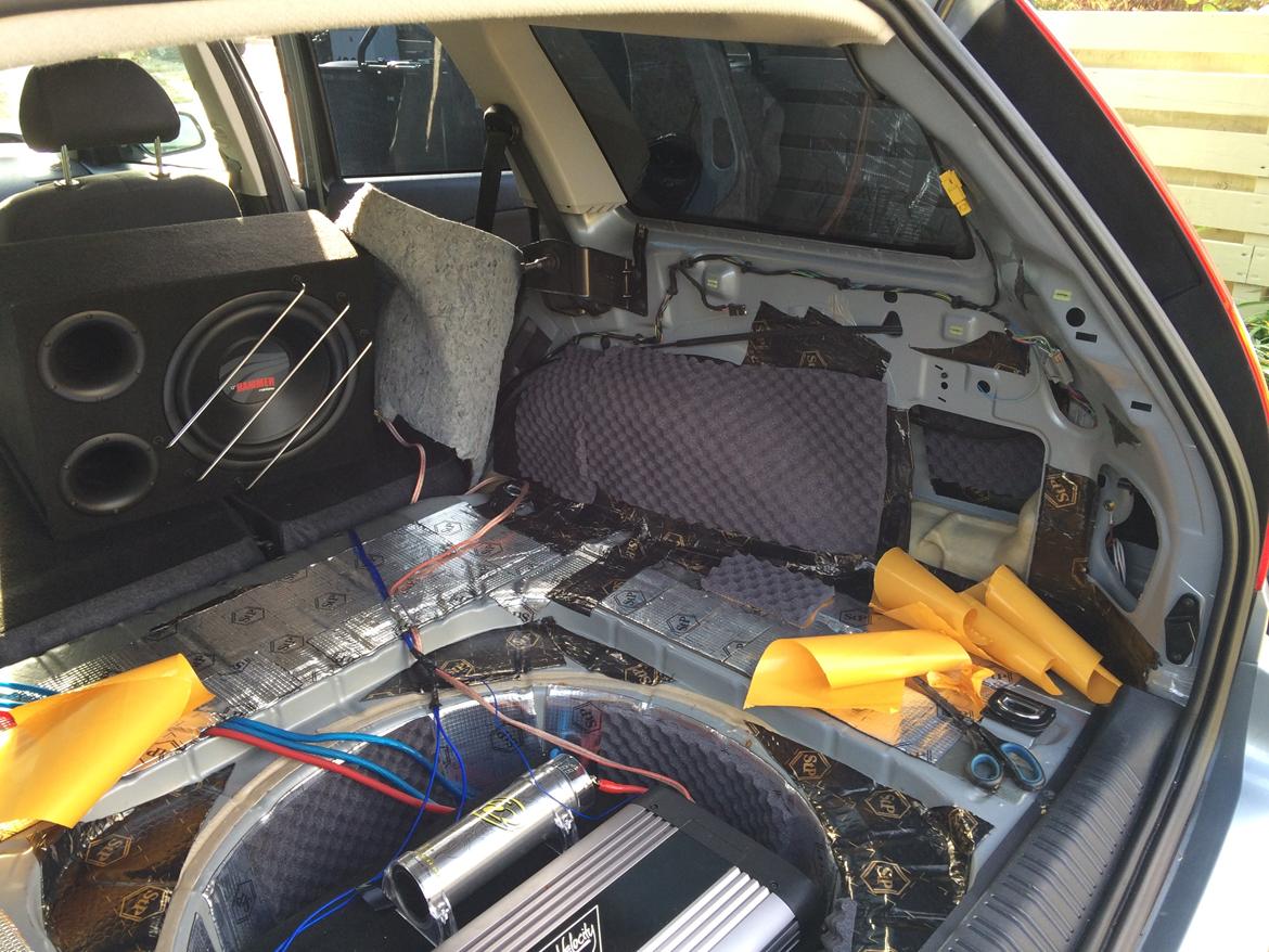 Lyddæmpning af Ford Mondeo Mk3 stc. - Det endte også med at hjulbrønden fik en gang skumgummi. billede 32