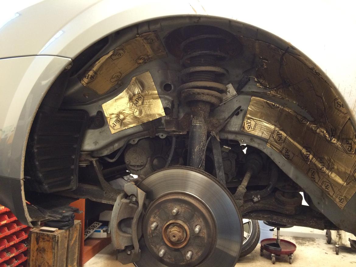 Lyddæmpning af Ford Mondeo Mk3 stc. - Der er også placeret StP oppe i tårnet (kan ikke ses på billedet) billede 38