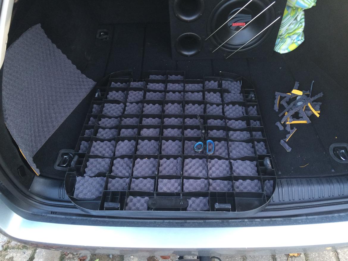 Lyddæmpning af Ford Mondeo Mk3 stc. - Bundpladen i bagagerummet får en tur skumgummi billede 33