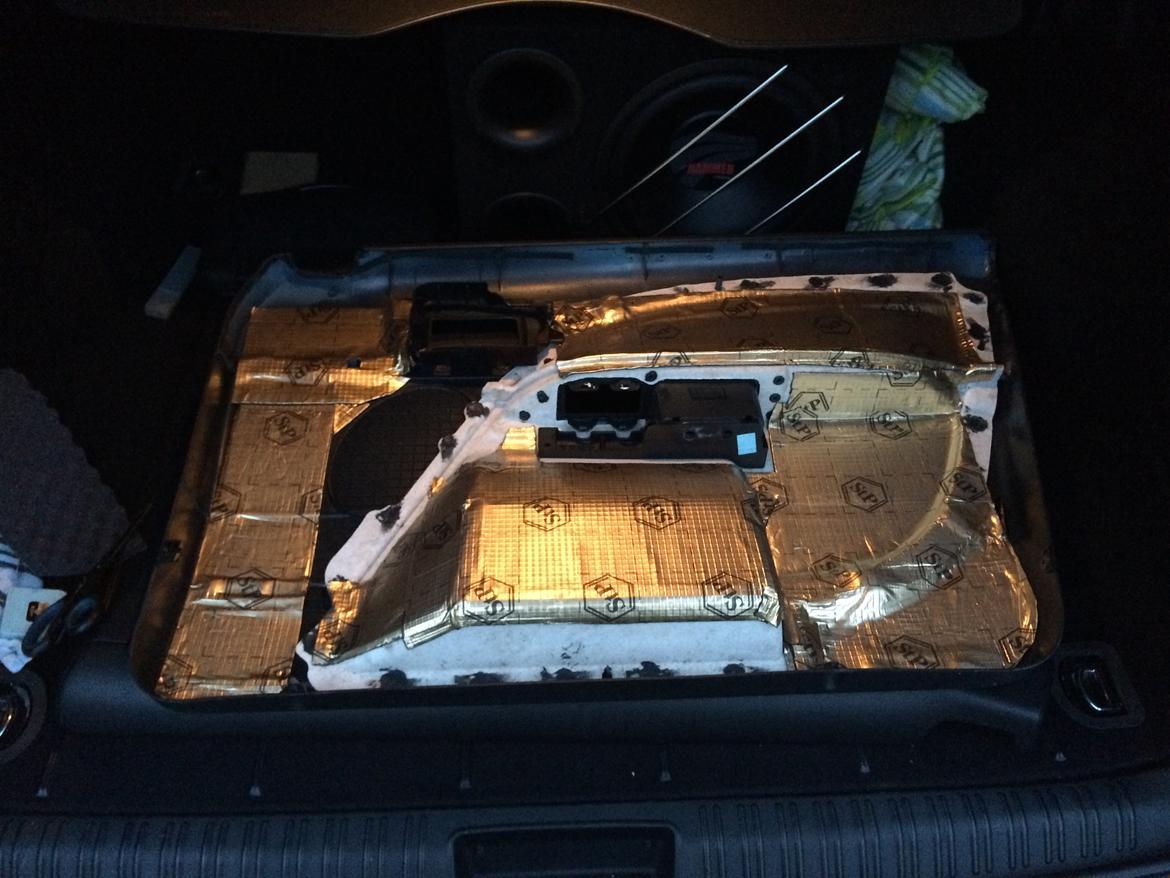 Lyddæmpning af Ford Mondeo Mk3 stc. - Dørbeklædningen får en tur med STP1 (nye udgave - Guld) billede 41