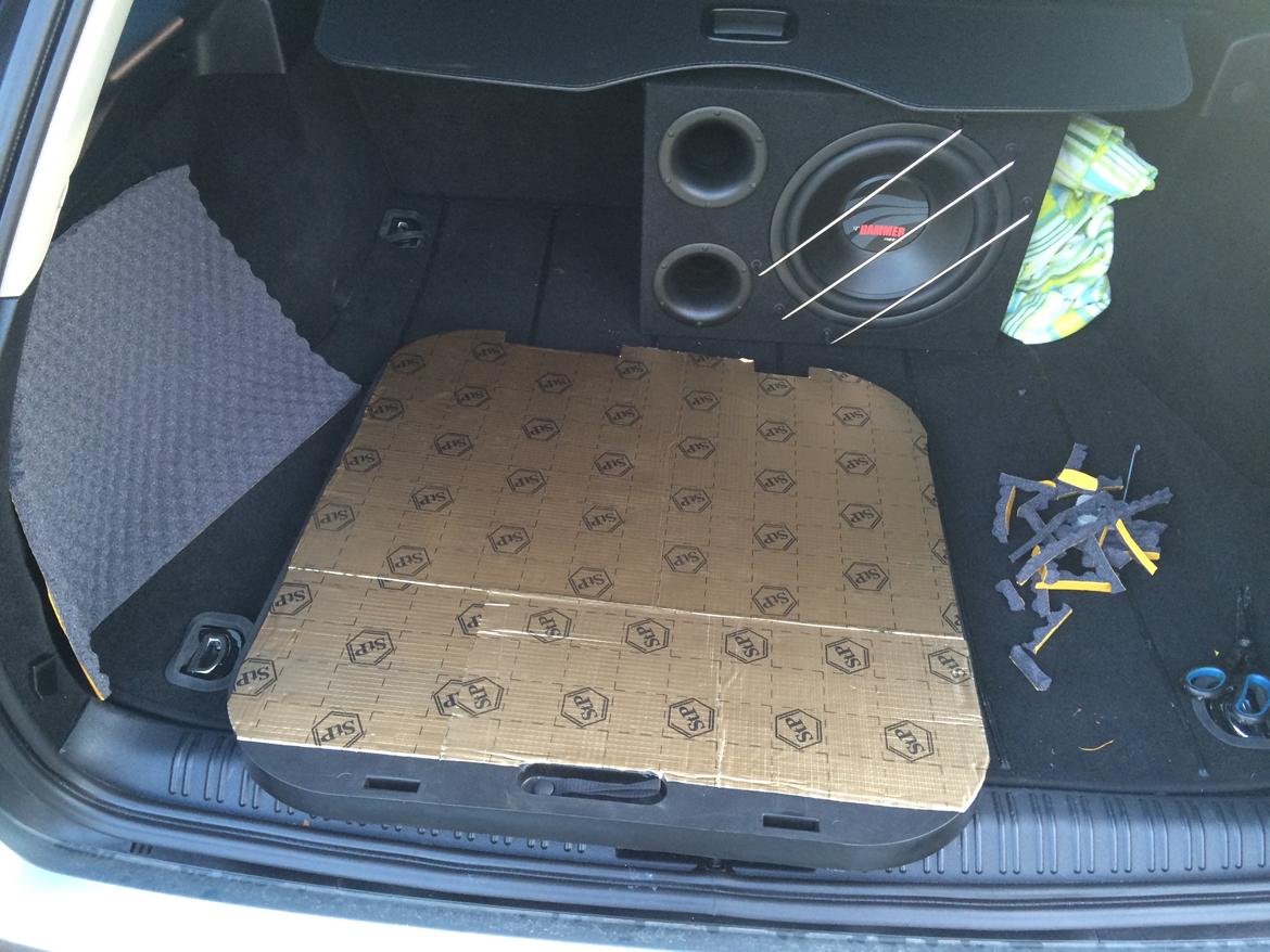 Lyddæmpning af Ford Mondeo Mk3 stc. - Bagagerumspladen får selvfølgelig også en tur STP1 ovenpå billede 34