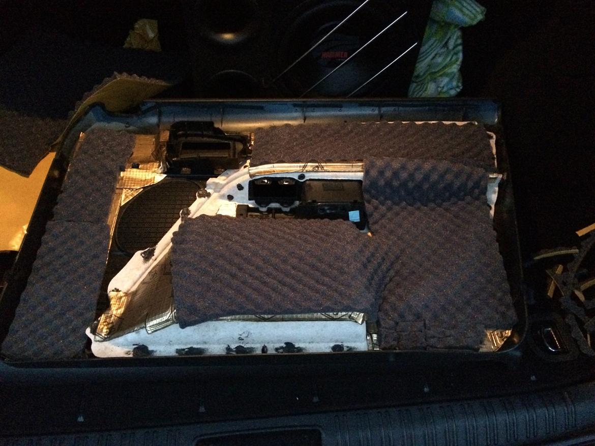 Lyddæmpning af Ford Mondeo Mk3 stc. - Oven på STP 1 får den også lige lidt skumgummi billede 42