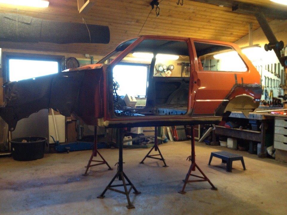 Fiat Uno Turbo 200 hk + projekt  - Så kom den sku på bukke. dejligt at have det i en højde der er til at arbejde i billede 44