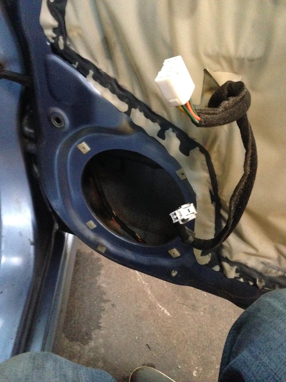 Kia Picanto BA dør højtalere 6,5" - delfilter sættes under stolpen du kan se tværsgående  billede 6