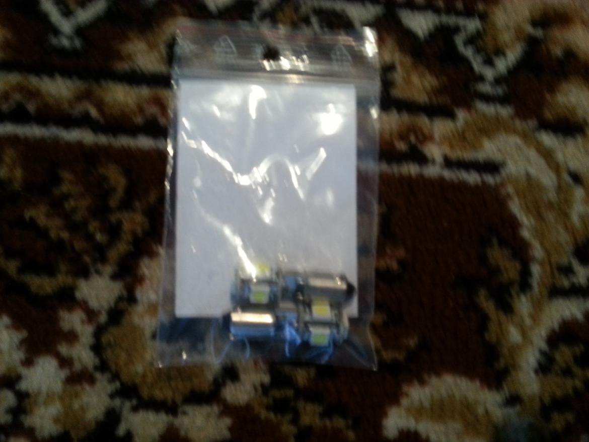 Alfa Romeo 159 Sportwagon - Kunne kun købe i sæt med to, men det er kun den ene der skal bruges. Den er til lampen i bagklappen. Når bagklappen åbnes, tænder den og lyser bagenden op :) billede 81