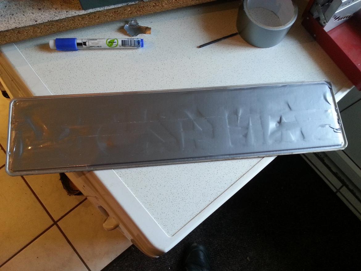 Alfa Romeo 159 Sportwagon - Og fordi at nummerpladen er af alu og rammen er af rustfri stål, har jeg tapet bagsiden af nummerpladen til, for at formindste oxideringen der ellers ville ske når alu og rustfri stål rør hinanden. billede 83