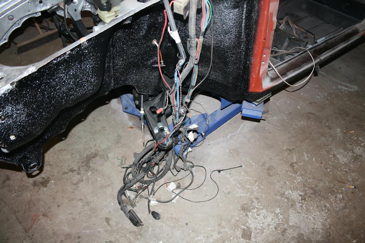 Fiat Uno Turbo 200 hk + projekt  - Halvdelen af ledningerne ud til motor rummet billede 89